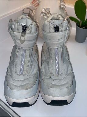 The North Face Light Gray/White Women's Winter Zip Boots